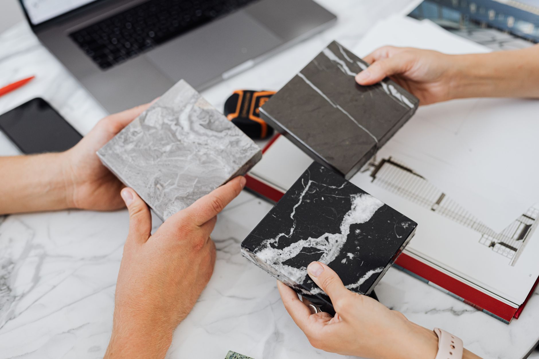 Pustaki ceramiczne czy beton komórkowy? Praktyczny poradnik wyboru dla budujących dom