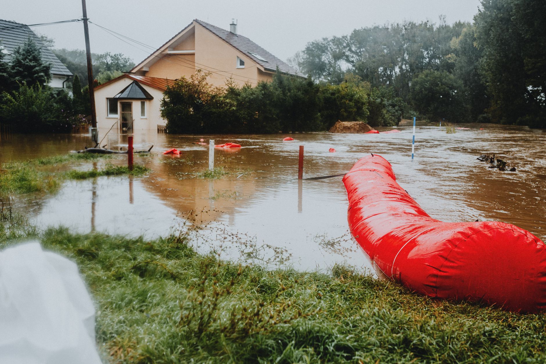Woda w fundamentach podczas budowy? Konkretne rozwiązania i koszty w 2026